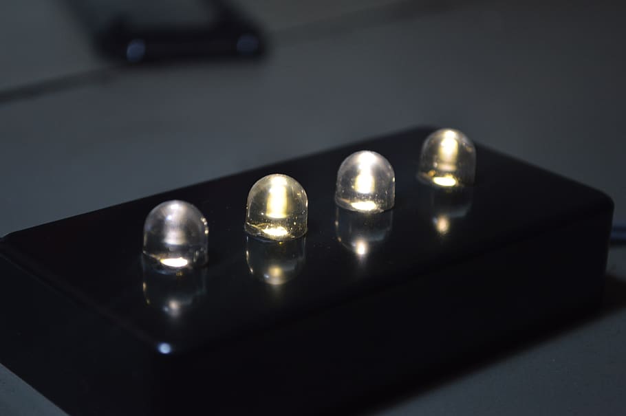 macro, Electronică, LED, nici o persoana, în interior, a închide, natură moartă, vedere în unghi mare, masa, număr, jocuri de agrement, minge, sănătate și medicină, culoare neagră, geometrică, reflecţie, să se concentreze asupra primelor elemente, doza, arta culturii și divertismentului, formă, pilulă, Activitatea de agrement, 5K