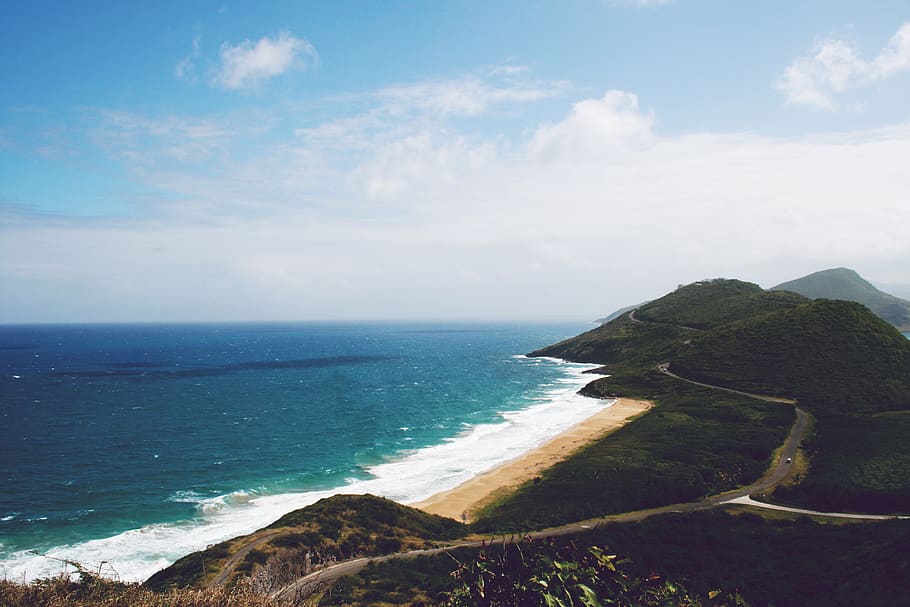 blu, cielo, nuvole, spiaggia, sabbia, oceano, acqua, onde, riva, montagne, colline, strada, pista, tropicale, mare, scenics - natura, bellezza nella natura, orizzonte sull'acqua, orizzonte, scena tranquilla, terra, la tranquillità, nuvola - cielo, natura, idilliaco, nessuno, giorno, scena non urbana, costa, all'aperto, 4K