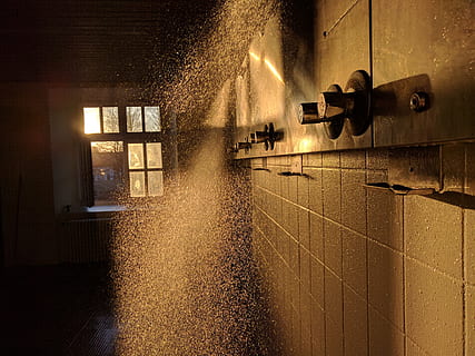 ducha, puesta de sol, agua, naturaleza, iluminado, movimiento, noche, adentro, arquitectura, mojado, piso, nadie, pulverización, pared - característica de la construcción, estructura construida, azulejo, ventana, equipo de iluminación, soltar, 4K, CC0, dominio público, libre de derechos
