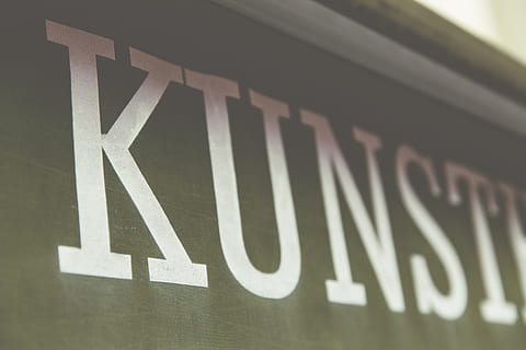 kunsth-merkit, taide, käsitteellinen, luova, data, design, kirjasinlaji, kuva, Kunst, markkinoida, merkki, opasteet, tekniikka, sana, viestintä, teksti, lähikuva, ei ihmisiä, opastus, läntinen käsikirjoitus, symboli, sisällä, nuolen symboli, valkoinen väri, arkkitehtuuri, liiketoiminta, iso kirjain, suunta, valikoiva tarkennus, rakennettu rakenne, viesti, 5K