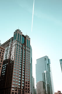 arquitectura, edifici, infraestructura, estructura, establiment, apartament, finestres, condomini, hotel, cel, estructura construïda, exterior de l'edifici, ciutat, vista d’angle baix, alta - alta, exterior d’edifici d’oficines, cel clar, modern, gratacels, oficina, torre, naturalesa, dia, cap gent, pista de vapor, llum solar, a l'aire lliure, districte financer, Pol · lució, fletxa, 5K, CC0, domini públic, lliure de regalies
