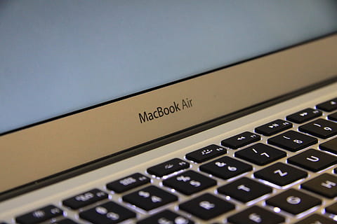 laptop, appel, macbook, computer, toetsenbord, browser, Onderzoek, studie, school-, bedrijf, werk, online, technologie, computerapparatuur, Draadloze technologie, communicatie, binnenshuis, geen mensen, detailopname, tekst, verbinding, rekenmachine, aantal, selectieve aandacht, internet, westers schrift, symbool, computer sleutel, keypad, 4K, CC0, publiek domein, royaltyvrij