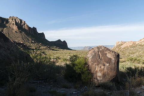 roccia nera, natura, all'aperto, montagna, altopiano, mesa, natura selvaggia, costruzione, bunker, scogliera, terra, roccia, campagna, vegetazione, pianta, cespuglio, strada, ghiaia, strada sterrata, promontorio, valle, cielo, scena tranquilla, la tranquillità, bellezza nella natura, scenics - natura, ambiente, paesaggio, scena non urbana, giorno, nessuno, nuvola - cielo, erba, solido, idilliaco, roccia - oggetto, 4K, CC0, dominio pubblico, privo di copyright