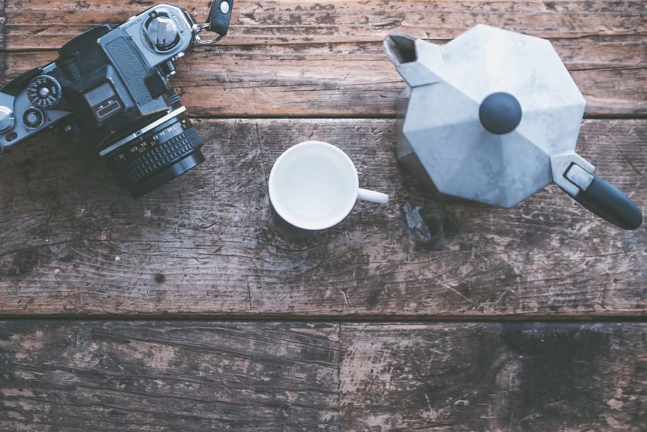 càmera, cafè, espresso, Cafetera, percolador, fusta, rústic, escriptori, taula, dslr, lent, dispositiu, equipament, menjar, beure, tecnologia, vintage, material de fusta, natura morta, a l'interior, vista d’angle alt, cap gent, tassa, directament a sobre, refresc, menjar i beguda, tassa de cafè, metall, primer pla, cafè - beguda, vaixella, 4K