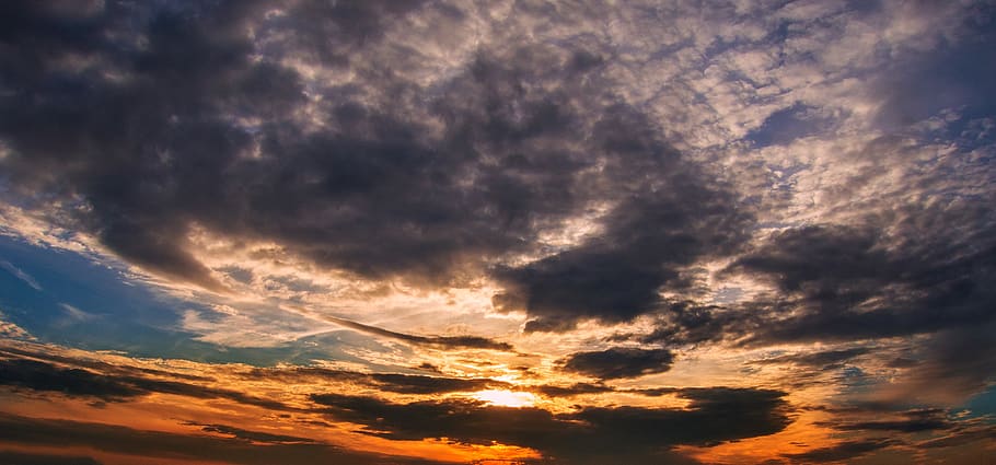 skyer, himmel, skinner, solnedgang, tusmørke, storm skyer, truende, humør, belysning, blå, grå, lichtspiel, panorama, sol, skyet himmel, uklarhed, naturligt skuespil, sky - himmel, dramatisk himmel, cloudscape, natur, skønhed i naturen, scenics - natur, sollys, ro, baggrunde, miljø, ingen mennesker, humørlig himmel, levende farve, atmosfære, udendørs, ærefrygt, meteorologi, lyse, mørk, abstrakte baggrunde, Stærkt oplyst, 2K