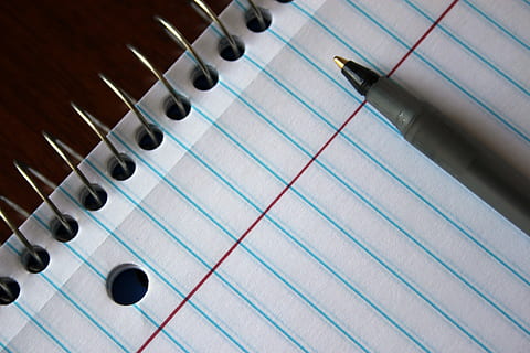 gris, stylo, cahier à spirale, blanc, fermer, composition, Les données, document, instrument, Remarque, carnet, bloc-notes, Remarques, Bureau, page, drap, papeterie, câble, écrire, l'écriture, culture artistique et divertissement, la musique, instrument de musique, prise de vue en studio, personne, équipement musical, à l'intérieur, chaîne, instrument à cordes, bruit, dans une rangée, mise au point sélective, arrière-plans, musique classique, couleur noire, super gros-plan, jazz, musique rock, proche de, 5K, CC0, domaine public, libre de droits