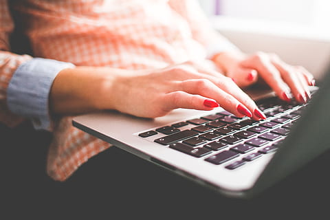 mulher, usando, notebook, fechar-se, eletrônicos, mãos, teclado, computador portátil, unhas, pessoa, digitando, trabalhando, escrita, mão humana, computador, mão, tecnologia, tecnologia sem fio, uma pessoa, teclado de computador, adulto, parte do corpo humano, comunicação, dentro de casa, conexão, equipamentos de informática, usando laptop, mulheres, dedo, surfando na internet, 4K, CC0, domínio público, royalty free