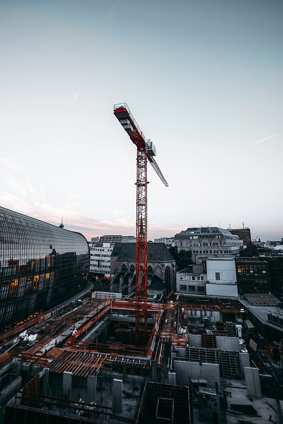 rojo, grua, edificio, maquinaria, industria, industria de construccion, cielo, arquitectura, estructura construida, exterior del edificio, sitio de construcción, grúa - maquinaria de construcción, desarrollo, ciudad, nadie, naturaleza, al aire libre, vista de alto ángulo, día, altura maxima, equipos de construcción, paisaje urbano, 4K