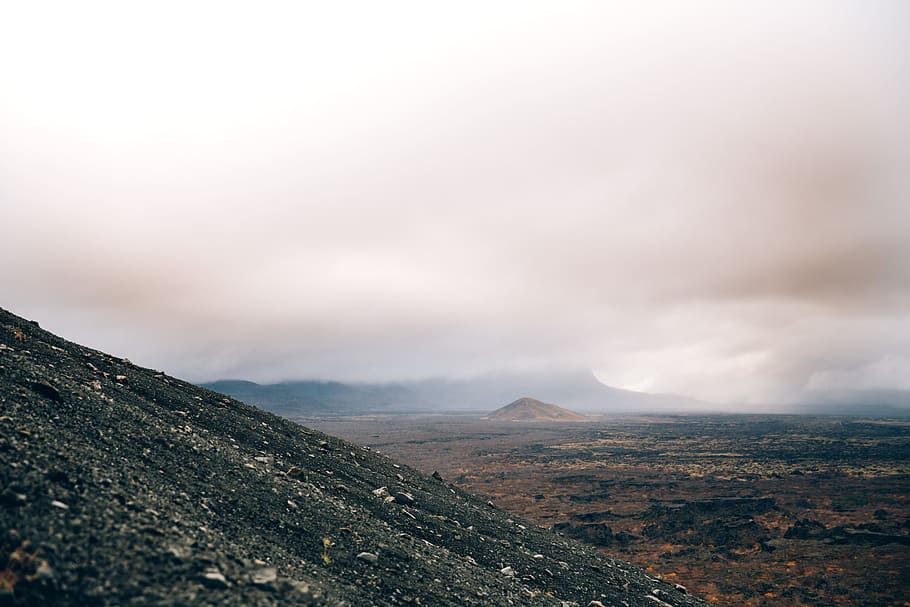 esmicolar, volcànica, vessant, dia, núvol, ennuvolat, desert, erupció, formació, turó, terra, paisatge, muntanya, rock, sorra, cel, altitud, cendra, desolada, sec, boirina, lava, muntanyes, natural, naturalesa, regions, pedra, estiu, cim, volcà, medi ambient, escenics - natura, núvol - cel, bellesa a la natura, escena no urbana, tranquil·litat, cap gent, escena tranquil·la, geologia, a l'aire lliure, remot, destinacions de viatge, paisatge dramàtic, cràter volcànic, cim de muntanya, 2K