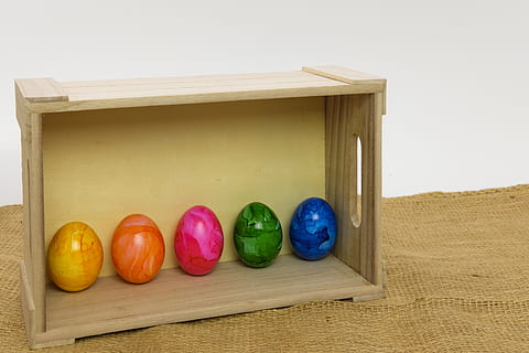 velikonoční vajíčka, velikonoční, Velikonoční téma, vejce, barevné vejce, box, dřevěná krabice, dekorace, deco, jídlo, jídlo a pití, svěžest, stálý život, Zdravé stravování, blahobyt, uvnitř, zeleniny, nikdo, dřevo - materiál, detail, studio shot, kontejner, vícebarevné, výběr, variace, skupina objektů, ovoce, stůl, 5K, CC0, veřejná doména, bez autorských práv