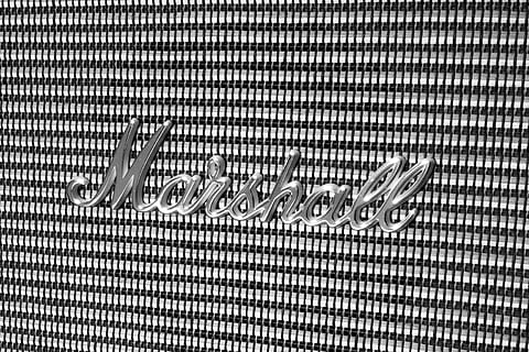 emblema de Marshall, palabra, texto, alfabeto, reja, símbolo, logo, marca, etiqueta, carta, resplandecer, ligero, electrónica, amplificador, textura, pantalla, pegatina, número, edificio, edificio de oficinas, página, metal, color plateado, fotograma completo, de cerca, nadie, vista de alto ángulo, adentro, Herramienta de trabajo, modelo, antecedentes, metal plateado, acero, naturaleza muerta, equipo, aluminio, acero inoxidable, texturizado, brillante, aleación, herramienta, llave, 4K, CC0, dominio público, libre de derechos