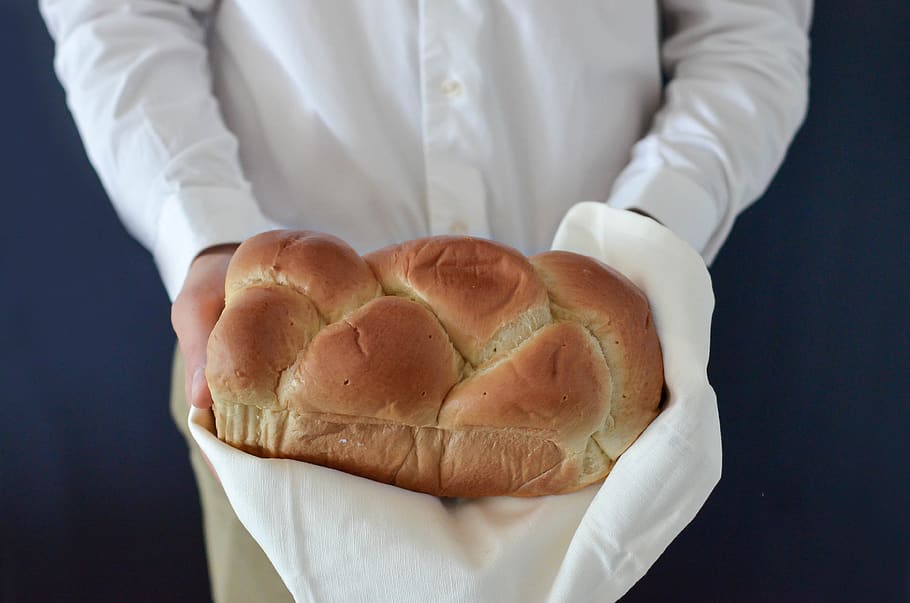 marró, pa, retinguda, persona, fleca, cocció, deliciós, vidre, mans, festa, humà, a l'interior, home, menjar i beguda, menjar, mà humana, mà, celebració, una persona, secció mitjana, ocupació, frescor, primer pla, xef, part del cos humà, tir de l'estudi, vista frontal, mostrant, adult, blancs del xef, uniforme, preparació, fons negre, berenar, menjar francès, 4K