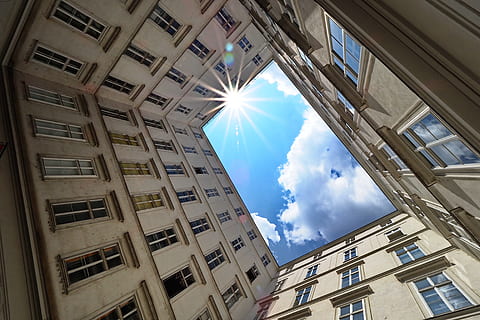 Basso, vista d'angolo, grattacielo, costruzione, finestra, prospettiva, geometria, cielo, sole, nube, cortile, facciata, architettura, scena urbana, struttura costruita, esterno dell'edificio, moderno, città, all'aperto, appartamento, vetro - materiale, edificio per uffici, paesaggio urbano, vita di città, nessuno, distretto del centro, industria di costruzioni, attività commerciale, Europa, quartiere residenziale, blu, Torre, futuristico, Casa, 5K, CC0, dominio pubblico, privo di copyright