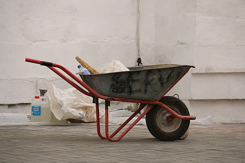instrument, muncă, sarcină, atelier, echipamente, tâmplar, constructie, abilitate, ambarcațiune, întreținere, pictură, artizan, manual, material, montare pe perete, roabă, cart, mijloc de transport, zi, arhitectură, cărucior, nici o persoana, construită, transport, clădire, echipamente pentru grădinărit, recipient, lopată, în aer liber, echipament, unealta de mana, natură, culoare alba, roată, gradinarit, 5K, CC0, domeniu public, fără drepturi de autor