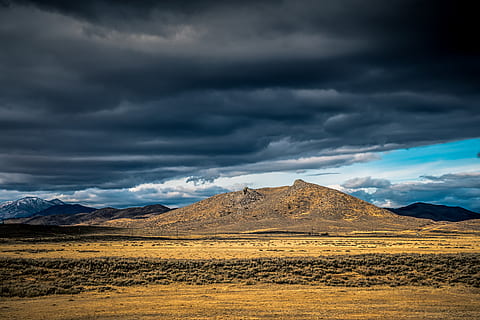 marró, muntanya, gris, núvols, àrid, núvols foscos, alba, la llum del dia, desert, sec, fons de pantalla hd, turó, paisatge, naturalesa, sorra, escènic, cel, tempesta, vall, terreny erm, temps, escenics - natura, medi ambient, núvol - cel, bellesa a la natura, terra, escena tranquil·la, escena no urbana, Serra, tranquil·litat, remot, núvol, cap gent, clima, clima àrid, a l'aire lliure, semiàrid, cim de muntanya, 5K, CC0, domini públic, lliure de regalies