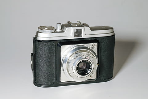sort, grå, kamera, elektronik, digitalt kamera, gammelt kamera, fotografering, Agfa, video kamera, kameralinsen, strop, plante, blomst, blomstre, gladiolus, disk, dvd, linsedæksel, stencil, kassetteafspiller, joystick, krog, kamera - fotografisk udstyr, fotografering temaer, retro stylet, teknologi, studio skud, enkelt objekt, objektiv - optisk instrument, indendørs, tæt på, gammel, ingen mennesker, fotografisk udstyr, antik, stilleben, hvid baggrund, sort farve, skåret ud, fortiden, SLR kamera, sølvfarvet, krom, 4K, CC0, offentligt domæne, royaltyfrie