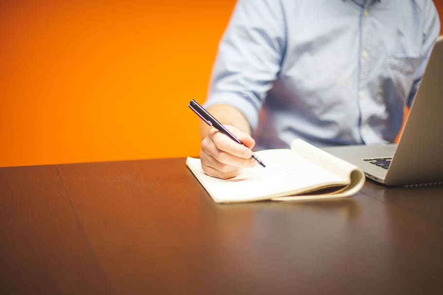 persona, scrittura, Nota, accanto, grigio, computer portatile, scrivania, tipo, uomo, taccuino, ufficio, prendere appunti, spazio bianco, spazio di lavoro, posto di lavoro, Scrivi, tavolo, tecnologia, tecnologia wireless, attività commerciale, Sezione centrale, comunicazione, adulto, uomo d'affari, una persona, detenzione, in casa, connessione, uomini, mobilia, il computer portatile, lavoro, occupazione, mano, usando il portatile, bloc notes, 5K
