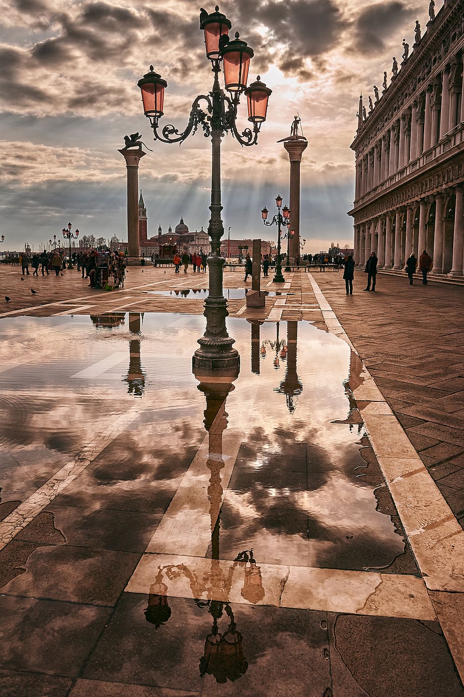 negre, llum metàl·lica, antic, arquitectura, art, fons, bonic, edifici, cafeteria, ciutat, la llum del dia, decoració, disseny, vespre, buit, europa, façana, pis, mobles, góndola, casa, italià, Itàlia, llum, llanterna, luxe, vell, taronja, a l'aire lliure, gent, religió, romàntic, habitació, carrer, estil, posta de sol, turisme, tradicional, viatjar, urbà, veneciana, veneto, Venècia, blanc, exterior de l'edifici, estructura construïda, llum del carrer, cel, equips d’il·luminació, núvol - cel, persones incidentals, naturalesa, el passat, història, destinacions de viatge, reflexió, sendera, aigua, columna arquitectònica, 4K