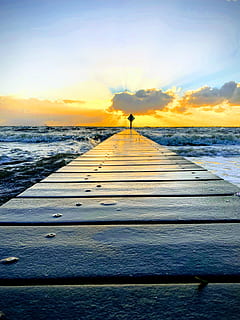 tramonto, bacino, molo, crepuscolo, mare, natura, oceano, panoramico, all'aperto, paesaggio, acqua, nuvole, lago, vacanza, cielo, sentiero, direzione, speranza, fede, guida, Dio, iphone xr, com, silhouette, bellezza nella natura, persone reali, colore arancione, una persona, scenics - natura, stili di vita, attività di svago, nuvola - cielo, la tranquillità, spiaggia, terra, la strada davanti, orizzonte sull'acqua, livello di superficie, 4K, CC0, dominio pubblico, privo di copyright