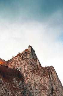 munte maro, nor, vacanţă, natură, pyrenee, Franţa, a impune, mare, pădure, piatră, pic, cer, galben, portocale, Munte, nor - cer, vedere unghiulară joasă, stâncă, zi, liniște, frumusețe în natură, o scenă liniștită, nici o persoana, obiect de rocă, solid, în aer liber, formatie rock, scenice - natura, formare, stare brută, scenă non-urbană, munți stâncoși, varf de munte, erodate, 4K, CC0, domeniu public, fără drepturi de autor