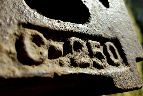 ruginit, rustic, fier, text, număr, semn, industrial, a închide, texturată, selectiv, nici o persoana, model, zi, să se concentreze asupra primelor elemente, metal, lemn - material, în aer liber, vechi, natură, cadru complet, stare brută, fundaluri, deteriorat, un singur obiect, detaliu, 4K, CC0, domeniu public, fără drepturi de autor