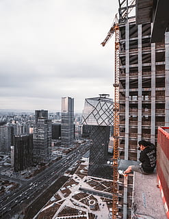 grua de la torre groga, exterior de l'edifici, arquitectura, estructura construïda, ciutat, edifici, cel, persones reals, una persona, exterior d’edifici d’oficines, núvol - cel, homes, gratacels, longitud completa, a l'aire lliure, oficina, paisatge urbà, dia, ocupació, lloc de construcció, alta - alta, modern, 5K, CC0, domini públic, lliure de regalies