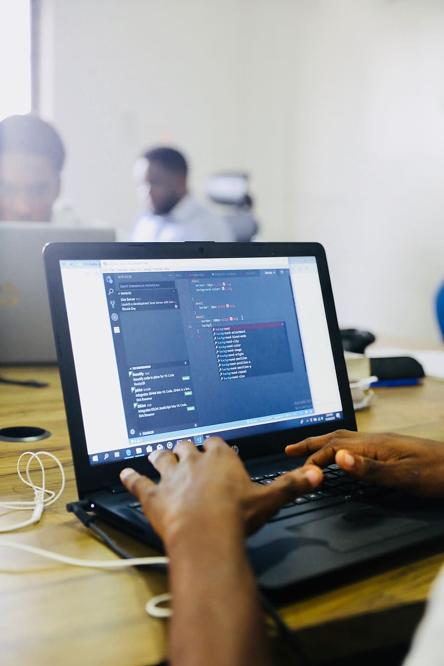 persona, utilizzando, nero, computer portatile, computer, il computer portatile, umano, elettronica, pc, tavolo, scrivania, Yaba, oworonshoki, Nigeria, mobilia, mano, ufficio, schermo, tecnologia, Tech, codifica, collega, ingegnere, tecnologia wireless, connessione, comunicazione, persone reali, uomini, in casa, lavoro, adulto, usando il portatile, persone, occupazione, maschi, Internet, mano umana, usando il computer, 5K