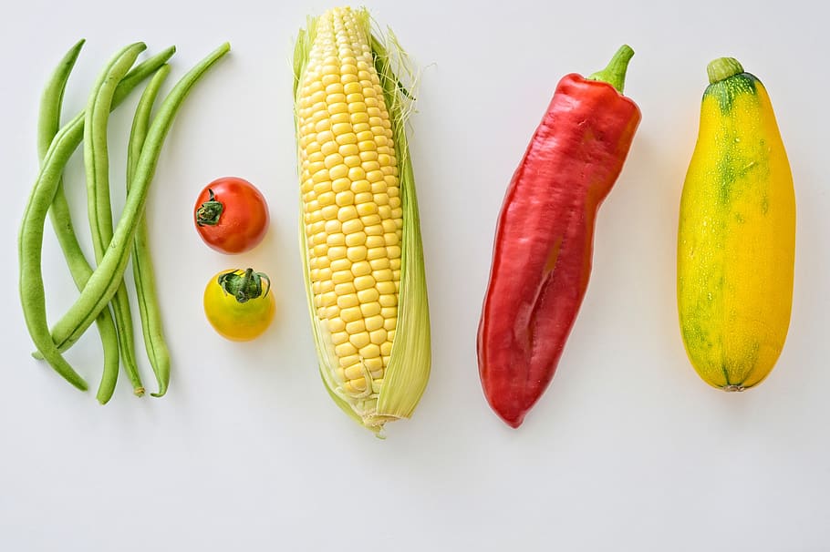 vegetals, vermell, tomàquet, verd, mongeta, groc, blat de moro, cogombre, pebre, ingredients, menjar, espècia, menjar i beguda, alimentació saludable, tir de l'estudi, frescor, benestar, fons blanc, a l'interior, variació, elecció, fruita, primer pla, cap gent, multicolor, pebrot picant, blat de moro dolç, madur, menjar vegetarià, 1080P