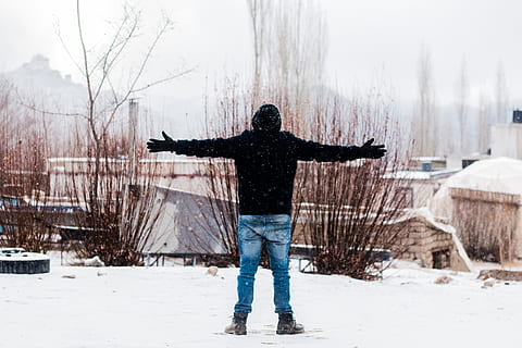 person, slidt, sort, jakke, blå, denim jeans, stående, sne, dækket, Mark, skyer, kold, dagslys, dagtimerne, miljø, tåge, frost, frost-, Frosset, handsker, is, icee, isnende, landskab, mand, natur, naturskøn, sæson, syn, himmel, sneflager, snefald, sner, snedækket, vejr, hvid, vinter, kold temperatur, en person, menneskelige arm, varme tøj, våben udstrakte, fuld længde, lemmer, fritidsaktivitet, rigtige mennesker, bagfra, livsstil, dag, træ, tøj, udendørs, arme hævet, ekstremt vejr, menneskelig lem, 5K, CC0, offentligt domæne, royaltyfrie