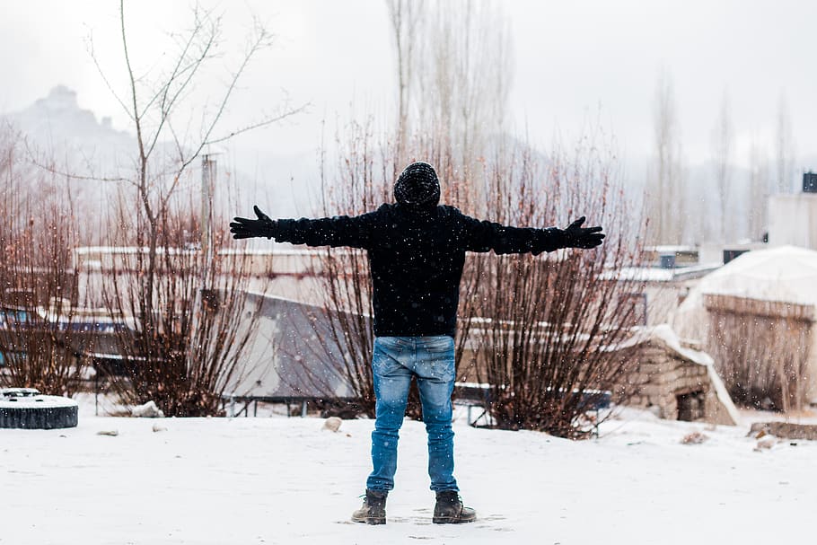 person, slidt, sort, jakke, blå, denim jeans, stående, sne, dækket, Mark, skyer, kold, dagslys, dagtimerne, miljø, tåge, frost, frost-, Frosset, handsker, is, icee, isnende, landskab, mand, natur, naturskøn, sæson, syn, himmel, sneflager, snefald, sner, snedækket, vejr, hvid, vinter, kold temperatur, en person, menneskelige arm, varme tøj, våben udstrakte, fuld længde, lemmer, fritidsaktivitet, rigtige mennesker, bagfra, livsstil, dag, træ, tøj, udendørs, arme hævet, ekstremt vejr, menneskelig lem, 5K