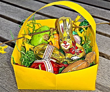 Ostern, osterkörbchen, Osternest, Ostereier, Osterhase, Süßigkeiten, suche nach eiern, Ostertradition, Essen und Trinken, Lebensmittel, Container, Frische, gesundes Essen, Gemüse, Wohlbefinden, High Angle View, Gelb, keine Leute, Nahansicht, Tabelle, Holz - Material, fertig für den Verzehr, Stillleben, Korb, Box, Obst, Salat, Tag, Garnierung, 2K, CC0, gemeinfrei, lizenzfrei