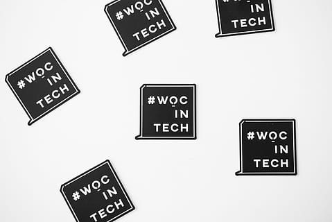 wit, zwart, WOC, overlay met technische tekst, detailopname, ontwerp, vlak, hashtag, label, modern, labels, witte achtergrond, teken, communicatie, tekst, westers schrift, aantal, symbool, geen mensen, tijd, de begeleiding, binnenshuis, informatie, technologie, hoofdletter, klok, pijlsymbool, informatiebord, groep objecten, studio opname, 4K, CC0, publiek domein, royaltyvrij