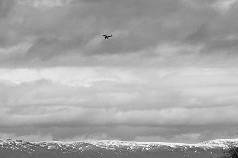 plane, sky, cloud, clouds, black and white, bandw, desert, empty, vast, oregon, america, usa, pnw, mountains, mountain, hill, hills, adventure, road trip, outdoors, cloud - sky, flying, air vehicle, airplane, mode of transportation, transportation, mid-air, day, beauty in nature, low angle view, no people, nature, scenics - nature, mountain range, motion, environment, flight, snowcapped mountain, 5K, CC0, public domain, royalty free