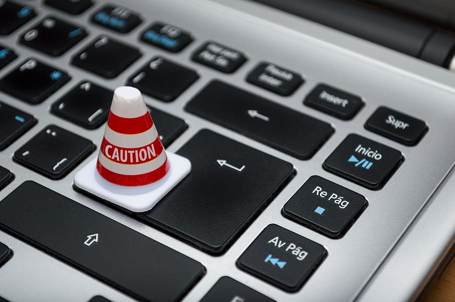 blanc, con de precaució, teclat, con, control, dades, electrònica, gdpr, portàtil, joguina en miniatura, nombre, símbol, joguina, tecnologia, ordinador, tecnologia sense fils, negocis, comunicació, indústria electrònica, primer pla, equips informàtics, equipament, indústria, vermell, negoci corporatiu, polsador, connexió, equipament elèctric, color negre, teclat d’ordinador, 4K