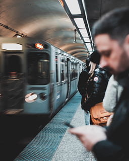 uomo che utilizza smartphone, sfocato, pendolare, uomo, persone, trasporto pubblico, ferrovia, metropolitana, treno, stazione ferroviaria, sistema di trasporto, viaggio, trasporto ferroviario, modo di trasporto, mezzi di trasporto, treno - veicolo, movimento, persone reali, treno passeggeri, movimento sfocato, uomini, piattaforma della stazione ferroviaria, stili di vita, architettura, all'aperto, traccia, 4K