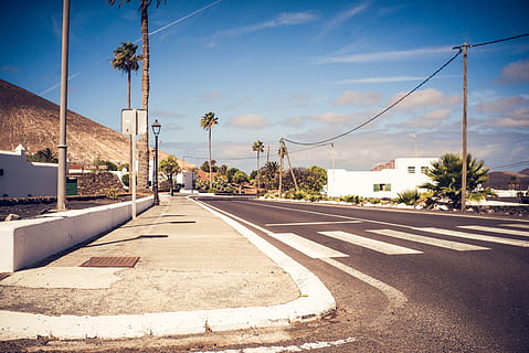 verano, la carretera, solo, vacío, tranquilo, calle, pueblo, cielo azul, paso de cebra, hormigón, viaje, cielo, árbol, planta, transporte, ciudad, naturaleza, nube - cielo, palmera, arquitectura, día, el camino a seguir, firmar, dirección, clima tropical, exterior del edificio, señalización vial, calificación, estructura construida, nadie, electricidad, al aire libre, nivel de la superficie, 5K, CC0, dominio público, libre de derechos