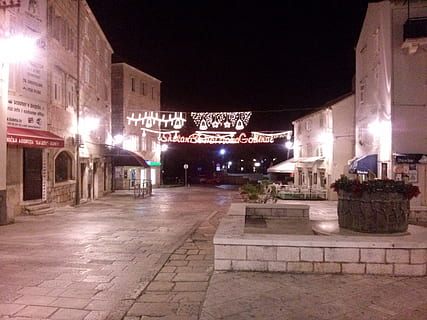 korcula, nit, il·luminat, arquitectura, exterior de l'edifici, estructura construïda, ciutat, carrer, cel, edifici, llum del carrer, equips d’il·luminació, cap gent, naturalesa, llum, destinacions de viatge, a l'aire lliure, història, el passat, feix de llum, 2K, CC0, domini públic, lliure de regalies