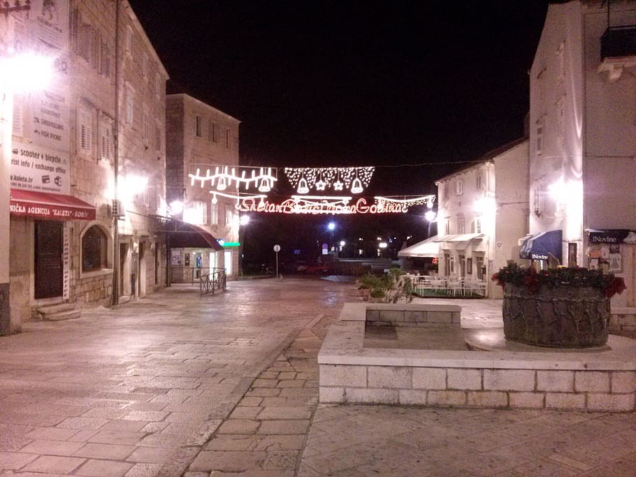 korcula, nit, il·luminat, arquitectura, exterior de l'edifici, estructura construïda, ciutat, carrer, cel, edifici, llum del carrer, equips d’il·luminació, cap gent, naturalesa, llum, destinacions de viatge, a l'aire lliure, història, el passat, feix de llum, 2K