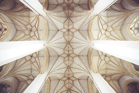 Kirche, Decke, Muster, Design, Textur, die Architektur, gebaute Struktur, keine Leute, Flachwinkelansicht, Symmetrie, drinnen, Tag, Nahansicht, weiße Farbe, Hintergründe, Vollbild, digitaler Verbund, direkt darunter, Bogen, die Vergangenheit, Religion, architektonische Säule, Architektur und Kunst, 1080P, CC0, gemeinfrei, lizenzfrei