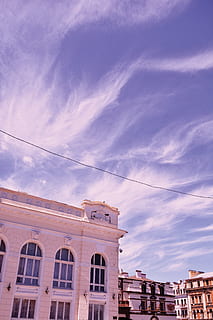 Cloudscape, nori, arhitectură, oraș, vară, cer, VSCO, fundal, tapet, clădire veche, clădire, exteriorul clădirii, construită, nor - cer, vedere unghiulară joasă, natură, nici o persoana, zi, cablu, în aer liber, fereastră, arc, linie de alimentare, istorie, zonă rezidențială, albastru, lumina soarelui, 5K, CC0, domeniu public, fără drepturi de autor