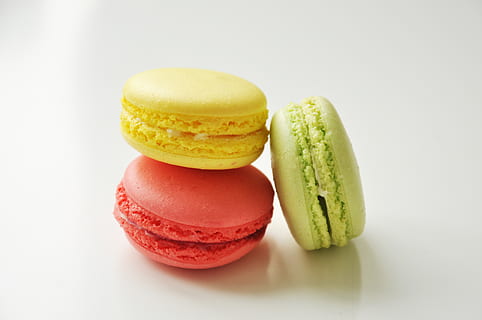 trei pâine, mancare si bautura, alimente, Macaroon, prospeţime, mâncare dulce, în interior, studio shot, nici o persoana, dulce, fundal alb, indulgenţă, a închide, natură moartă, grămadă, desert, grup de obiecte, variație, fruct, galben, multi colorate, ispită, 4K, CC0, domeniu public, fără drepturi de autor