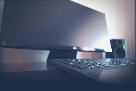 Schreibtisch, Desktop, Arbeit, Arbeitsplatz, Computer, Bildschirm, Monitor, Redner, Tastatur, Technik, Technologie, drinnen, Nahansicht, Steuerung, keine Leute, beleuchtet, selektiver Fokus, Computerausrüstung, Tabelle, Verbindung, Musik-, Möbel, Tontechnik, Ausrüstung, Abwesenheit, Laptop, Kommunikation, Lichtanlage, elektrische Lampe, 5K, CC0, gemeinfrei, lizenzfrei