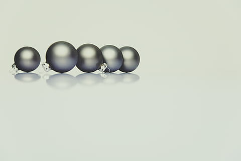 cinq boules grises, prise de vue en studio, à l'intérieur, espace de copie, fond blanc, personne, ballon, nature morte, gris, conception, forme, grand groupe d'objets, groupe d'objets, fermer, en plein air, coupé, la nature, flottant, réflexion, eau, plafond, pureté, 4K, CC0, domaine public, libre de droits