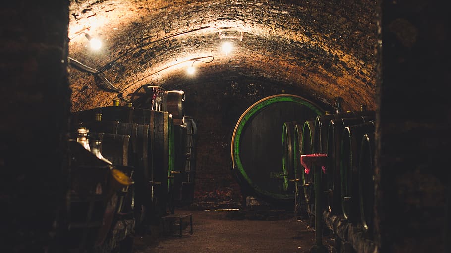 vino, bodega, iluminado, adentro, arquitectura, arco, nadie, equipo de iluminación, dirección, estructura construida, en una fila, el camino a seguir, edificio, noche, pared, abandonado, ligero, vinificación, luz - fenómeno natural, refresco, techo, lámpara eléctrica, 5K