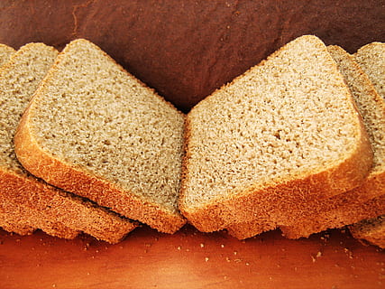 brød, objekt, bageri, bagt, mad, mel, korn, mad og drikke, tæt på, indendørs, ingen mennesker, kærlighed, friskhed, hjerte form, Brun, velvære, stilleben, sund kost, skive, positive følelser, klar til at spise, emotion, bord, form, morgenmad, Brunt brød, snack, hvidt brød, slankekure, 1080P, CC0, offentligt domæne, royaltyfrie