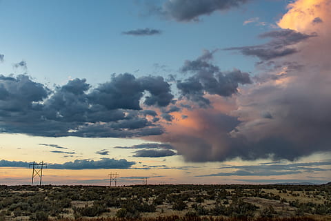 szenisch, Aussicht, Feld, Dämmerung, Atmosphäre, Trübung, Wolken, Wolkengebilde, wolkig, Umgebung, idyllisch, Landschaft, Natur, offenes Feld, Himmel, wolke - himmel, Schönheit in der Natur, Szenen - Natur, ruhige Szene, Ruhe, Sonnenuntergang, Land, keine Leute, Nicht-städtische Szene, draußen, Horizont, Pflanze, Tag, 5K, CC0, gemeinfrei, lizenzfrei