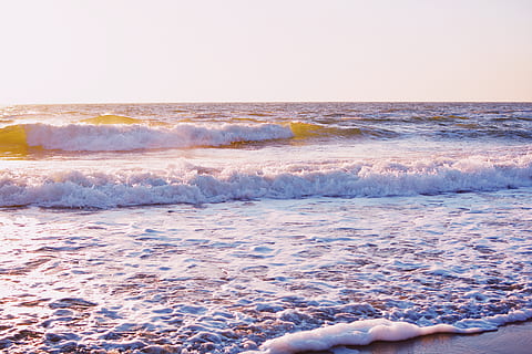 mare durante il giorno, acqua, mare, all'aperto, oceano, natura, costa, spiaggia, sport, onda, sport acquatico, movimento, fare surf, bellezza nella natura, terra, orizzonte sull'acqua, parte del corpo umano, cielo, tramonto, persone, scenics - natura, orizzonte, temperatura fredda, mano, potere in natura, 5K, CC0, dominio pubblico, privo di copyright