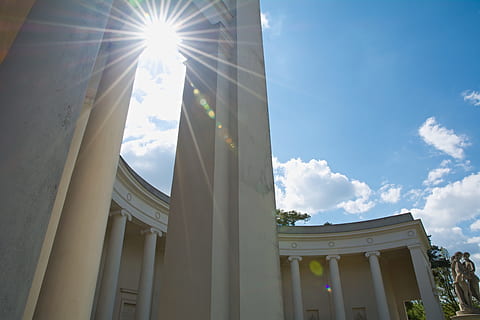 landwirtschaftlich, Fotografie, Weiß, gemalt, Säulen, tagsüber, die Architektur, Himmel, Struktur, Sonne, sunglare, gebaute Struktur, Flachwinkelansicht, Sonnenlicht, Gebäudehülle, Linseneffekt, Natur, Tag, Sonnenstrahl, wolke - himmel, architektonische Säule, keine Leute, Gebäude, Fenster, Blau, draußen, Regierung, sonnig, hell, Sonneneruption, Kolonnade, 5K, CC0, gemeinfrei, lizenzfrei
