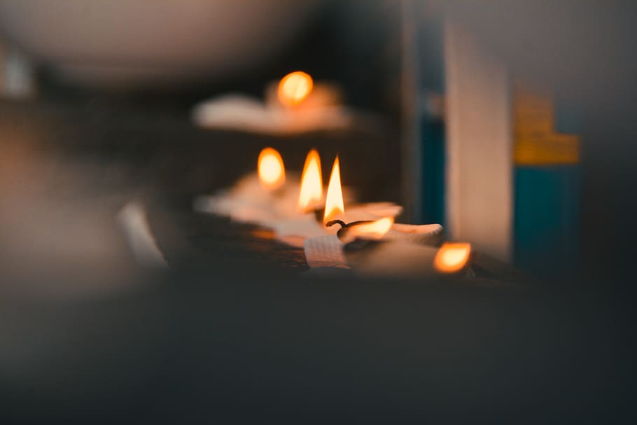 selectiu, focalitzar la fotografia, encès, tealights, flama, borrós, brillant, cremar, cremant, cremada, cera de vela, metxes de vela, espelmes, primer pla, profunditat de camp, flames, calor, calenta, il·luminat, llums, religió, enfocament selectiu, tradicional, metxa, foc, foc - fenomen natural, calor - temperatura, vela, cap gent, naturalesa, a l'interior, equips d’il·luminació, làmpada d'oli, espiritualitat, centrar-se en primer pla, creença, llum elèctrica, fosc, 5K