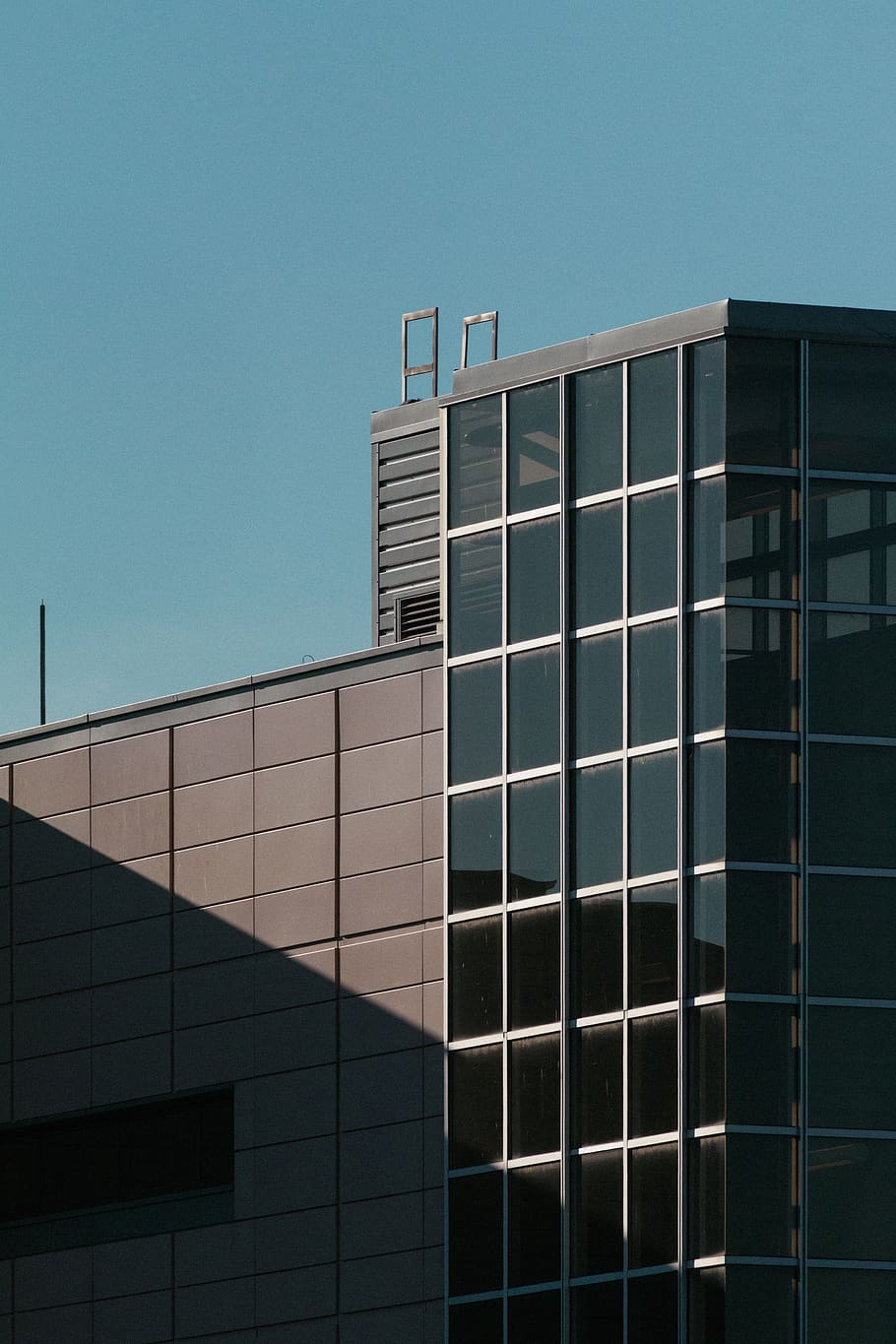 edifici de formigó gris, arquitectura, estructura construïda, exterior de l'edifici, cel, edifici, cap gent, modern, naturalesa, dia, ciutat, cel clar, exterior d’edifici d’oficines, oficina, vista d’angle baix, llum solar, finestra, a l'aire lliure, vidre - material, patró, còpia espai, gratacels, 5K